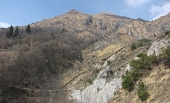 48 Il versante sud del Monte Gioco.